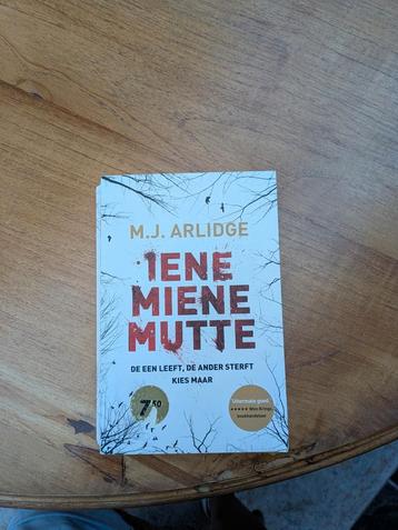 M.J. Arlidge - Iene Miene Mutte beschikbaar voor biedingen