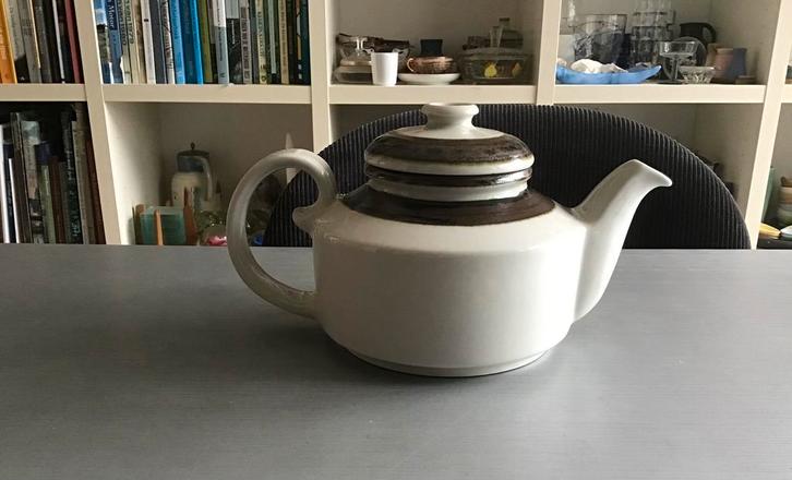 Vintage Arabia Made in Finland Karelia theepot; €25,00, Antiek en Kunst, Antiek | Servies los, Ophalen of Verzenden