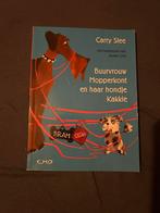 Carry Slee - Buurvrouw Mopperkont en haar hondje Kakkie, Boeken, Ophalen of Verzenden, Zo goed als nieuw, Fictie algemeen