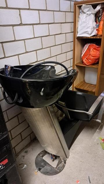 Wasbak met stoel (moet zo snel mogelijk weg) beschikbaar voor biedingen