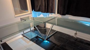 Glazen hoekbureau
