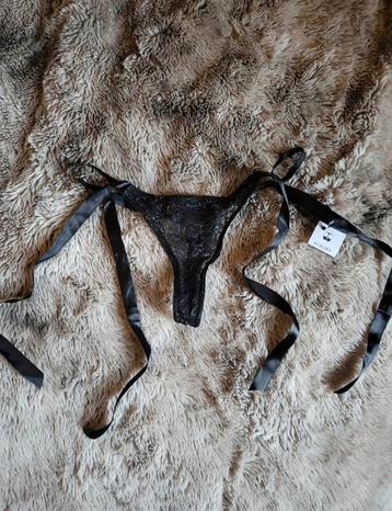 Zwarte String met Linten beschikbaar voor biedingen