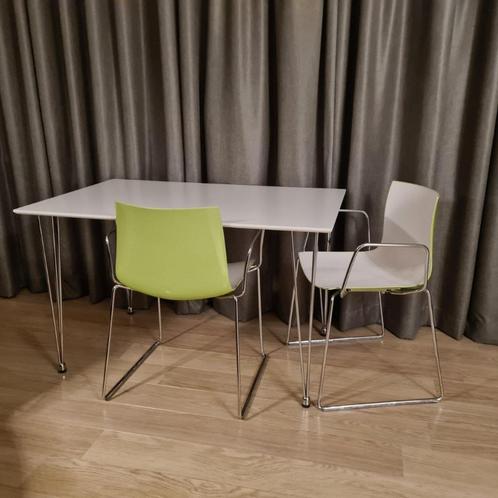 2 wit/groene Arper Catifa 46 stoelen met bijpassende tafel, Huis en Inrichting, Overige Huis en Inrichting, Gebruikt, Ophalen