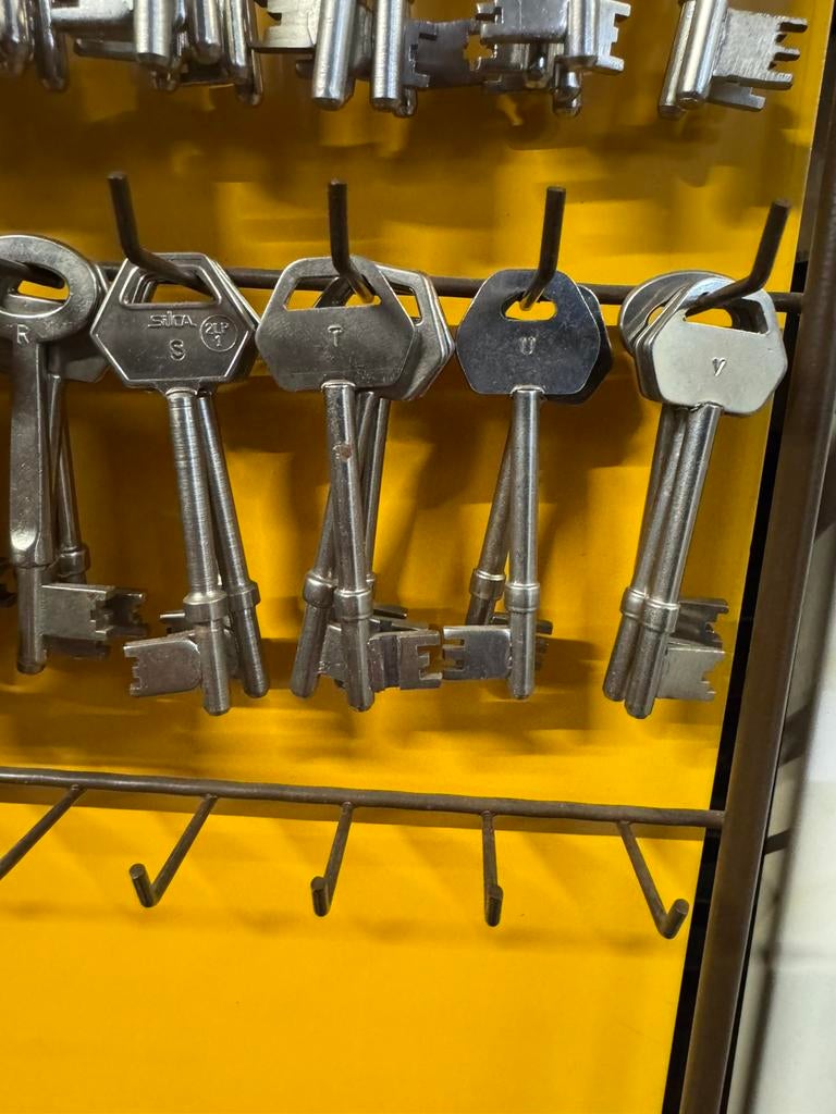 Sleutels LIPS artikel 1221-2024-2244 (Nr: 2095), Ophalen, Zo goed als nieuw