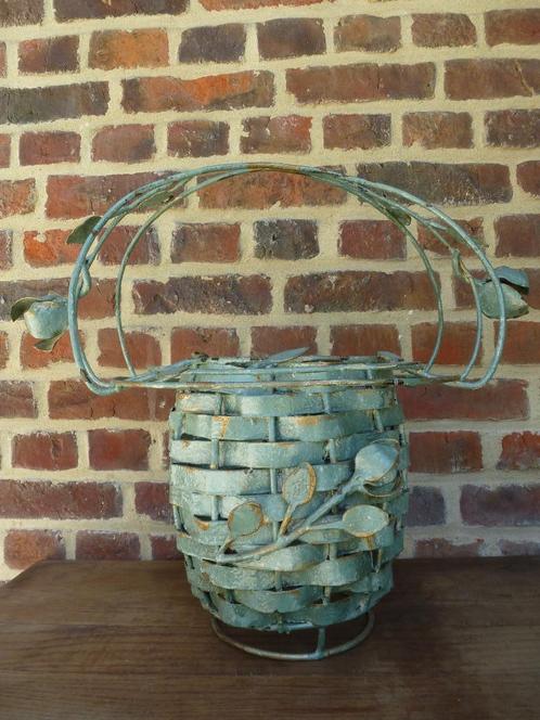 SMEEDIJZEREN SIERMAND met rozen, Antiek en Kunst, Curiosa en Brocante, Verzenden
