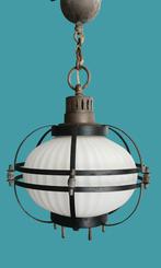 Vintage hanglamp, geribbeld opaalglas met metalen frame, Huis en Inrichting, Lampen | Hanglampen, Gebruikt, Vintage, Ophalen of Verzenden