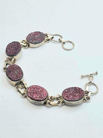 Zilveren Armband met Rode Steen
 beschikbaar voor biedingen