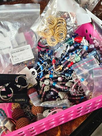 Partij Sieraden - Kralen, Oorbellen, Armbanden beschikbaar voor biedingen