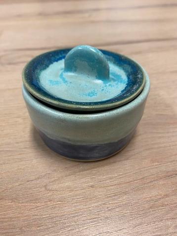 Dekselpotje steengoed blauw en groen beschikbaar voor biedingen