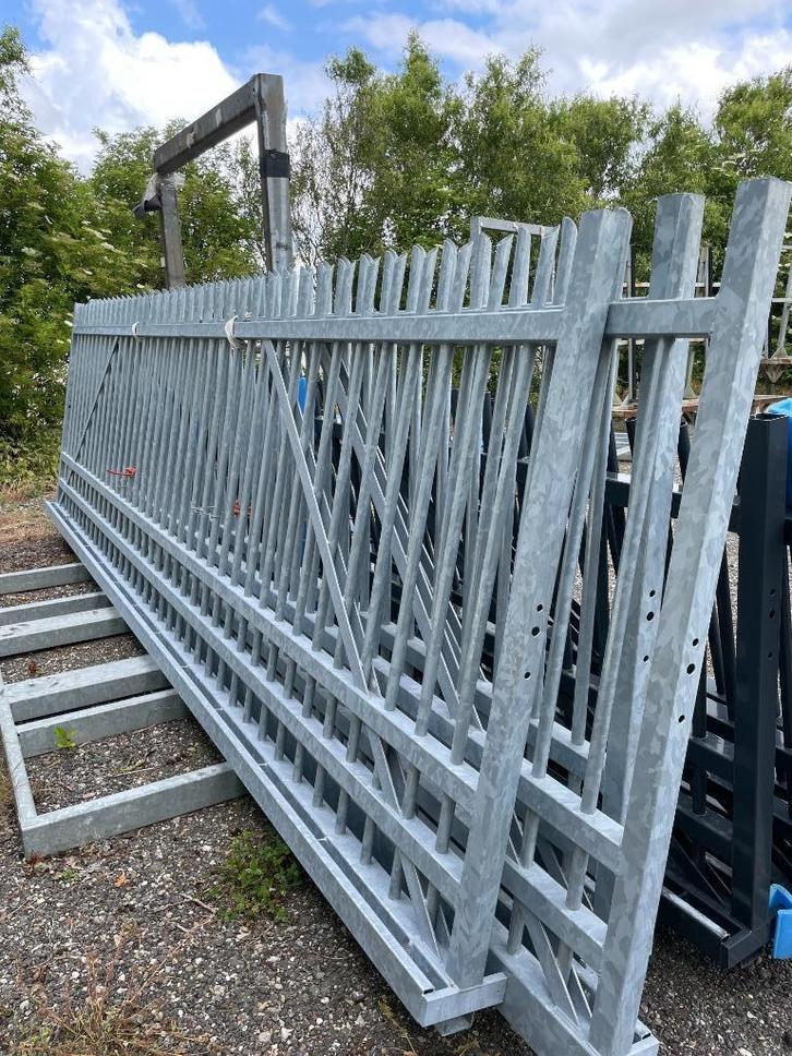 Schuifpoort 4 mtr doorgang vrijdragend NIEUW, Tuin en Terras, Tuinpoorten, Nieuw, Schuifpoort, IJzer, 150 tot 200 cm, 200 cm of meer