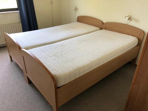 Twee bedden merk Dewert, Huis en Inrichting, Slaapkamer | Bedden, Gebruikt, Eenpersoons, 90 cm, 200 cm, Hout, Bruin, Verstelbaar