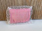 Roze ruit kussen voor in poppenhuis Barbie formaat, Ophalen of Verzenden, Zo goed als nieuw, Decoratie