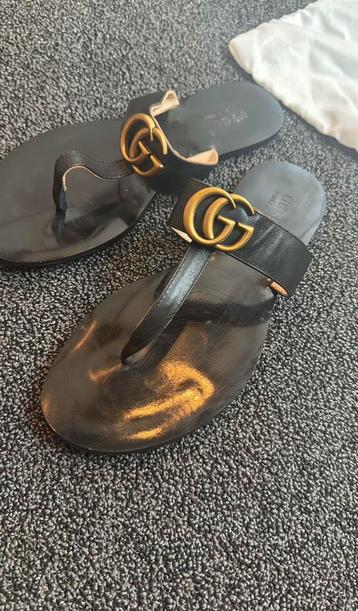 Zwarte leren slipper maat 37 met gouden logo beschikbaar voor biedingen