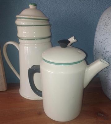 2 oude emaille koffiekannen .  beschikbaar voor biedingen
