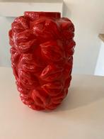Mooie rode vaas met lippen - Valentijn cadeau!, Aardewerk of Porselein, Nieuw, Ophalen of Verzenden, Minder dan 50 cm
