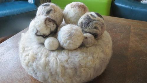 Wol, tafel decoratie, krans/mand met 7 losse vilt wol bollen, Hobby en Vrije tijd, Vilt, Nieuw, Versiering, Wolvilt, Verzenden