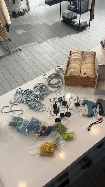 Artikelen voor verkoop kleding en accessoires beschikbaar voor biedingen