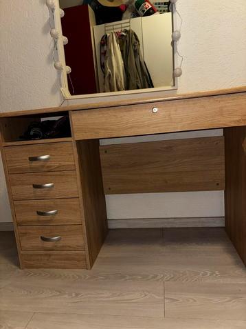 Mooie bureau  beschikbaar voor biedingen