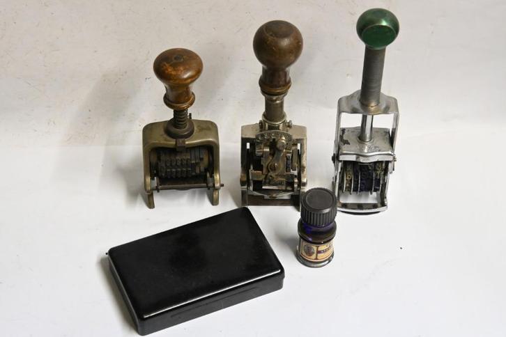 3 x stempel inkt stempelkussen bakeliet numeroteur, Antiek en Kunst, Antiek | Kantoor en Zakelijk, Ophalen of Verzenden