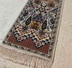 Vloerkleed Vintage handgeknoopt kleurrijk tapijt 104x51cm, Gebruikt, Etten-Leur, Vintage, Djt@dejuistetoon.eu