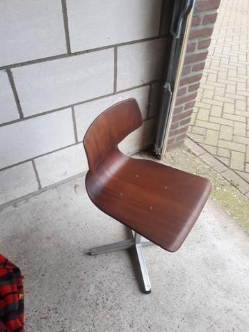 retro schoolstoel beschikbaar voor biedingen