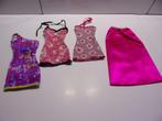 Barbie kleertjes lange rok en 3 jurkjes roze/lila, Ophalen of Verzenden, Zo goed als nieuw, Kleertjes