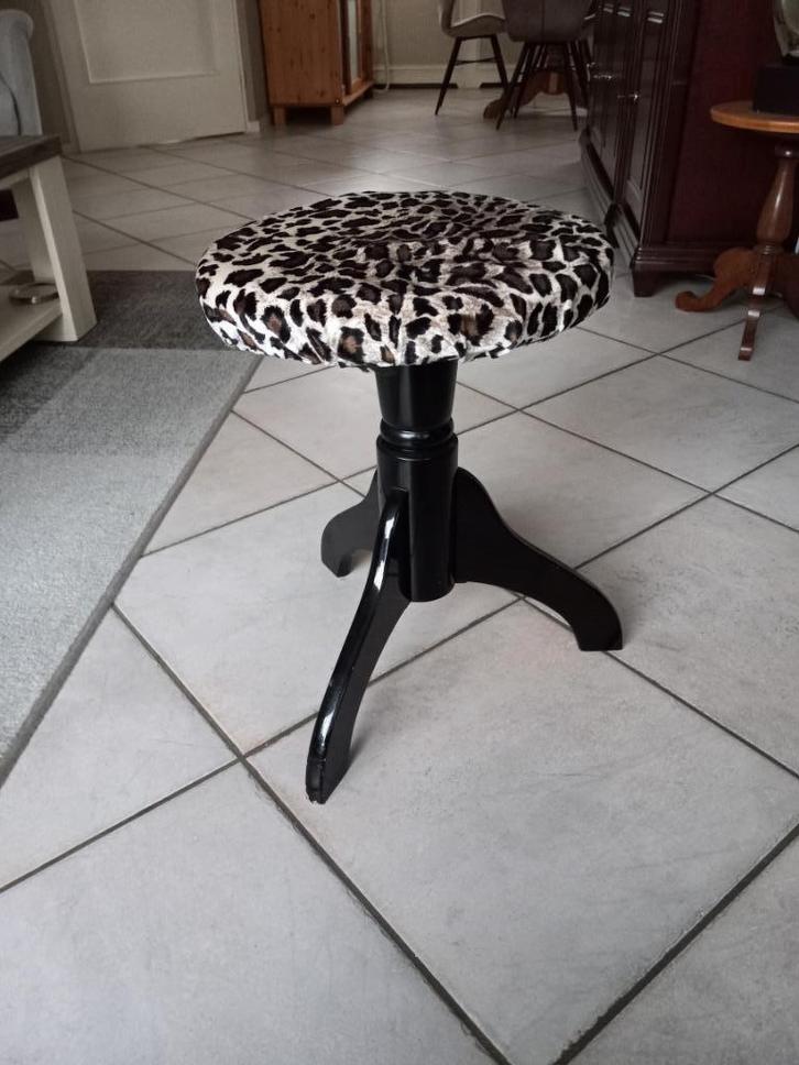 Zwarte houten krukje, Huis en Inrichting, Krukjes, Gebruikt, Hout, Ophalen