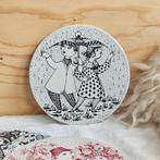 Nymolle Bjorn Wiinblad wandtegel rond April, Antiek en Kunst, Antiek | Wandborden en Tegels, Ophalen of Verzenden