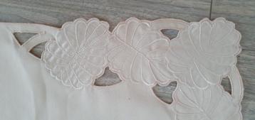 romantisch tafelkleedje creme ^ beschikbaar voor biedingen