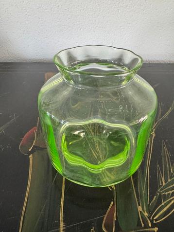 Glazen Uranium vaasje wil de koper contact opnemen beschikbaar voor biedingen