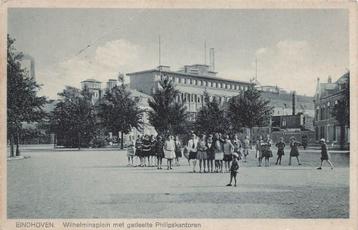 AZ080 Eindhoven Wilhelminaplein met veel volk 1944 beschikbaar voor biedingen