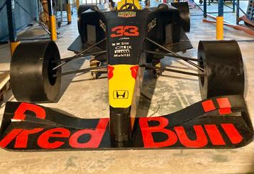 Formule 1 Raceauto L 5.30 x B 2.20m. Ware grootte in hout. beschikbaar voor biedingen