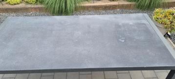 Koopje: Tuintafel met stenen blad en verstelbare poten  beschikbaar voor biedingen