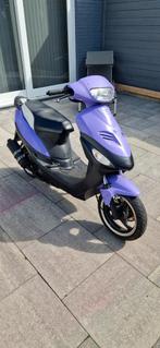 Mooie paarse scooter (helmplicht), Fietsen en Brommers, Benzine, Maximaal 45 km/u, Motormania, Zo goed als nieuw