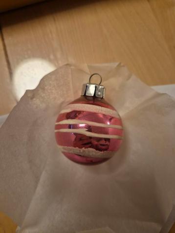 Vintage Roze Kerstbal met Witte Strepen beschikbaar voor biedingen