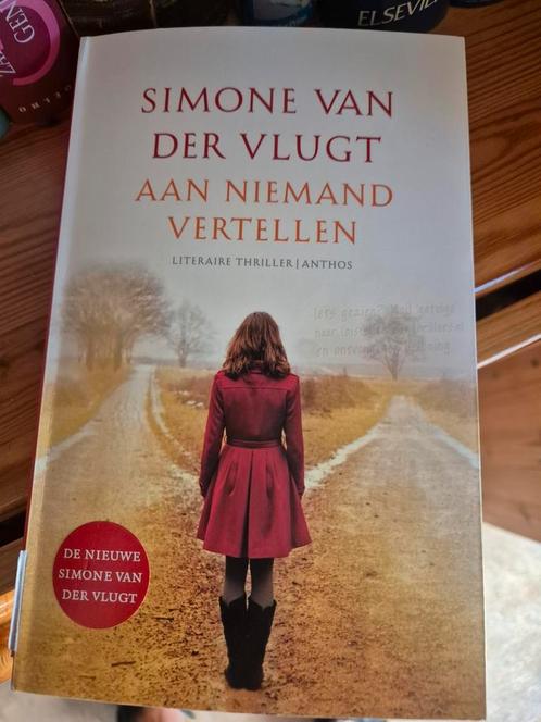 Simone van der Vlugt - Aan niemand vertellen, Boeken, Thrillers, Zo goed als nieuw, Nederland, Ophalen of Verzenden