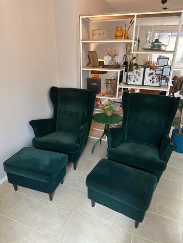 2 donkergroene oorfauteuils Ikea strandmon met voetenbanken beschikbaar voor biedingen