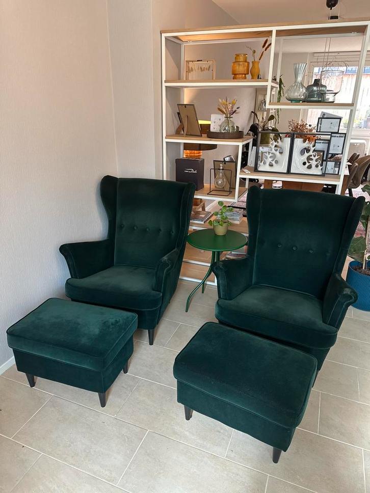 2 donkergroene oorfauteuils Ikea strandmon met voetenbanken, Huis en Inrichting, Fauteuils, Zo goed als nieuw, Stof, 50 tot 75 cm