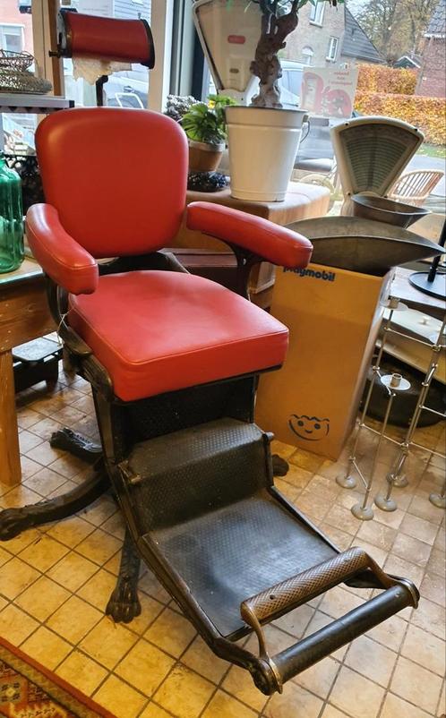 Antieke kappersstoel met gietijzeren leeuwenpoten | Loods66, Huis en Inrichting, Stoelen, Gebruikt, Eén, Rood, Ophalen