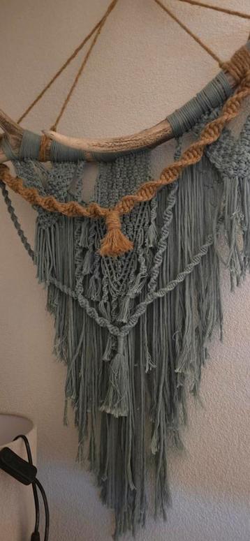 Gewei met macrame mat eraan beschikbaar voor biedingen