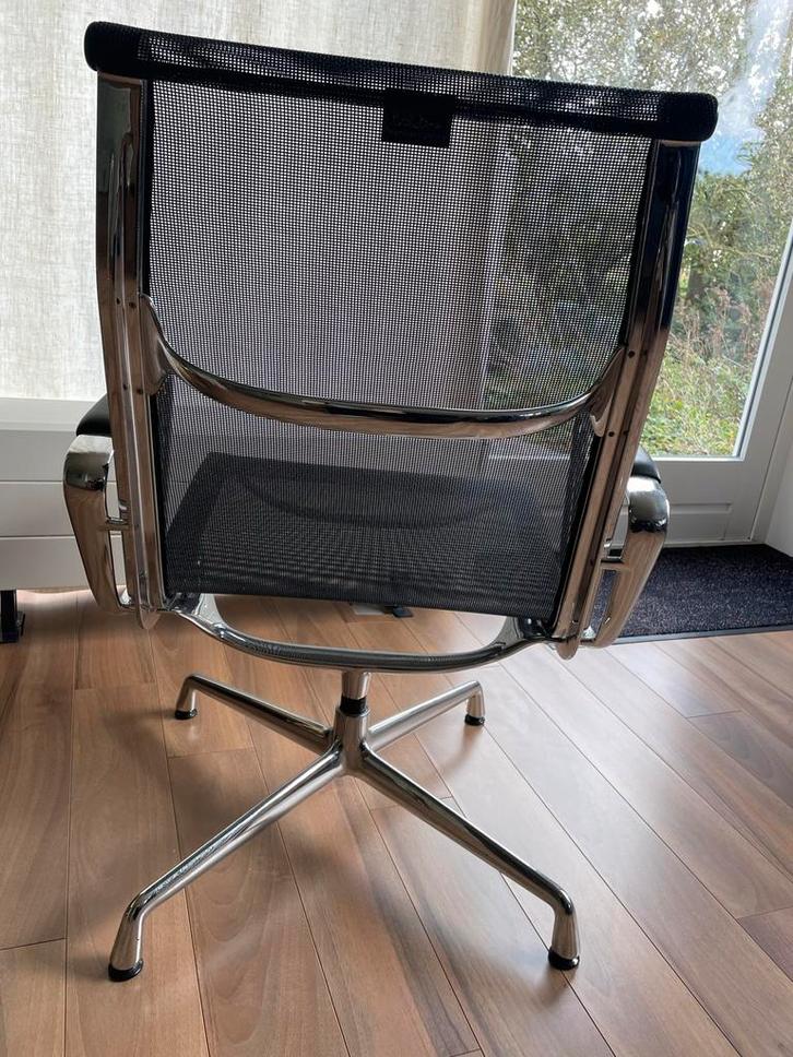 Vitra EA116 Netweave Stoel - Zwart/Chroom, Huis en Inrichting, Fauteuils, Zo goed als nieuw, Metaal, Stof, 50 tot 75 cm, Minder dan 75 cm
