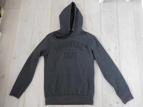 Donkergrijze hoodie sweater met zwarte rubber tekst print S, Kleding | Heren, Truien en Vesten, Zo goed als nieuw, Maat 46 (S) of kleiner
