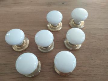 7 knopjes van porselein met onderplaatje beschikbaar voor biedingen