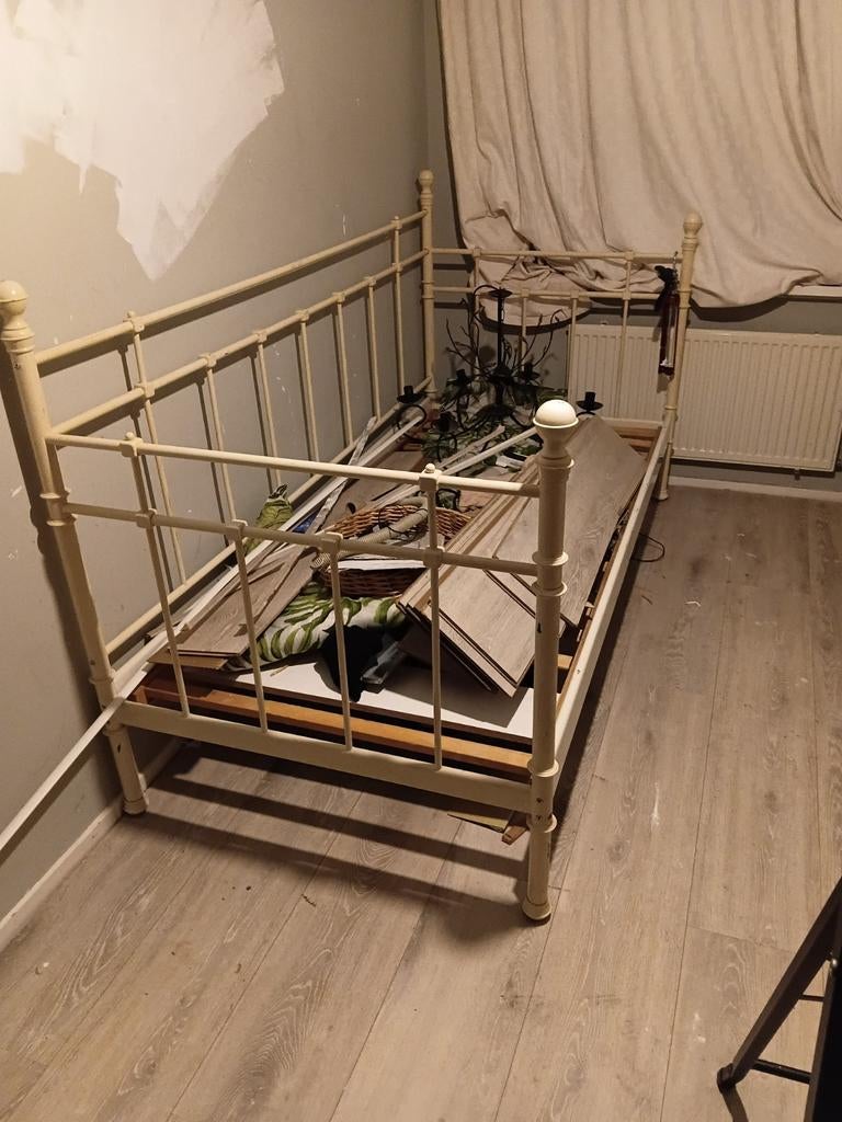 Metalen bedframe - Eenpersoons, Huis en Inrichting, Slaapkamer | Bedden, Gebruikt, 90 cm, Eenpersoons, Wit