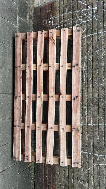 Hardhouten pallet beschikbaar voor biedingen