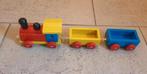 Houten trein, locomotief met 2 laadbakken

Leuk cadeau., Ophalen of Verzenden, Zo goed als nieuw