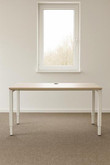 bureau met licht houtkleurig blad