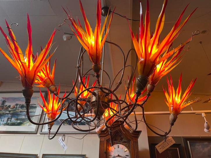 Bijzondere Kroonluchter met uniek Design, Queens Gallery., Huis en Inrichting, Lampen | Kroonluchters, Zo goed als nieuw, Metaal