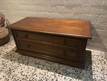 Hardhouten kast donker eiken beschikbaar voor biedingen