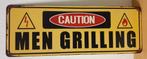 Caution Men Grilling BBQ reclamebord van metaal wandbord, Info@deconoord.nl, Deco Noord, Nieuw, Ophalen of Verzenden